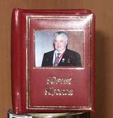 миниатюрная подарочная книга ЮРИЙ ПЕСКОВ от компании Новая книга